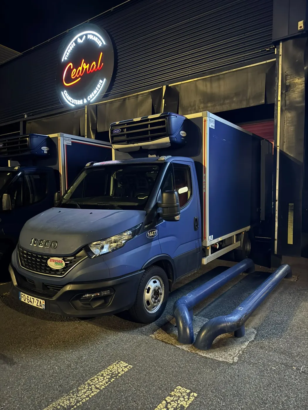 Camion Cedral devant l'enseigne, de nuit à Rungis