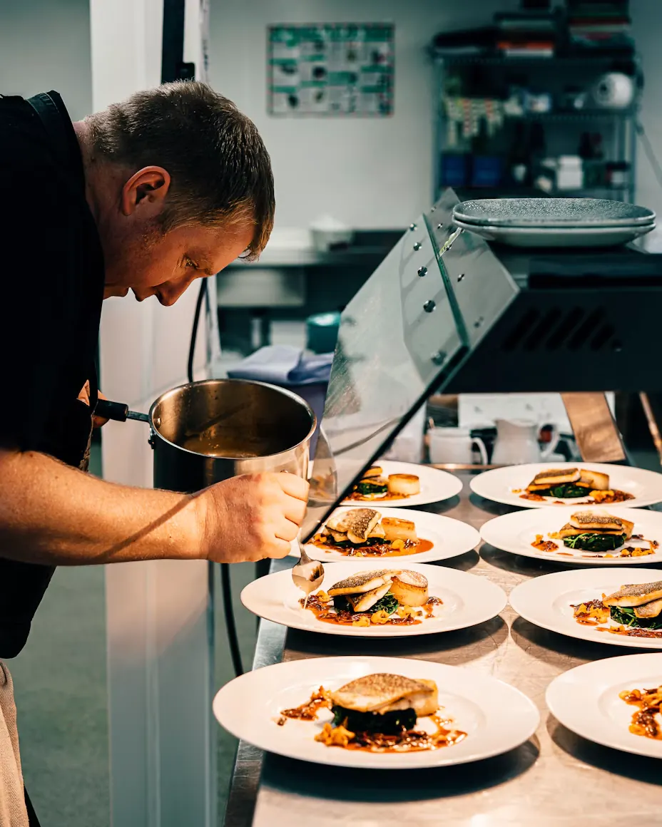Un chef dresse ses assiettes